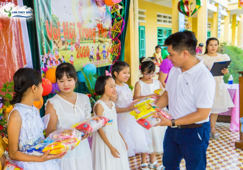 Tổng Giám Đốc công ty Địa Ốc Lâm Thủy Mộc tặng quà động viên các bé