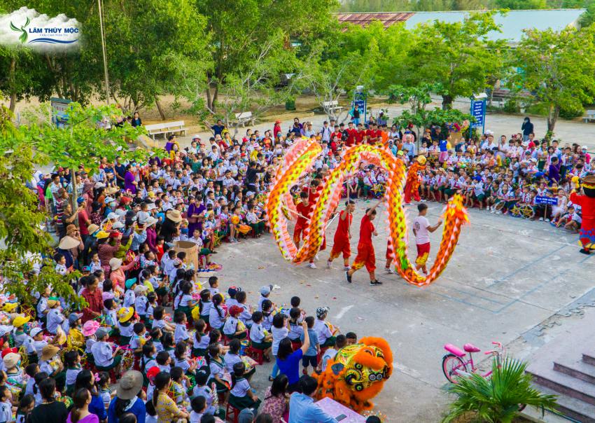 Lâm Thủy Mộc mang tết trung thu đến với 900 em nhỏ xã đảo Tam Hải - Quảng Nam